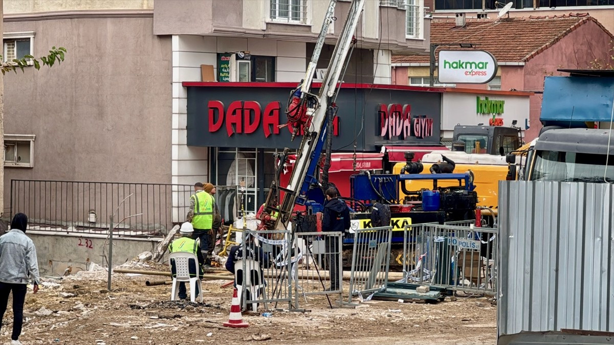 Kocaeli'de 7 katlı apartmanın çöktüğü bölgede enkaz kaldırma, bina tarama ve zemin ölçüm...