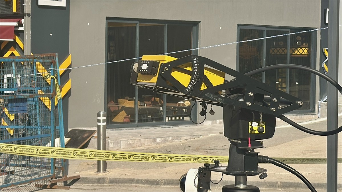 Kocaeli'de 7 katlı apartmanın çöktüğü bölgede enkaz kaldırma, bina tarama ve zemin ölçüm...