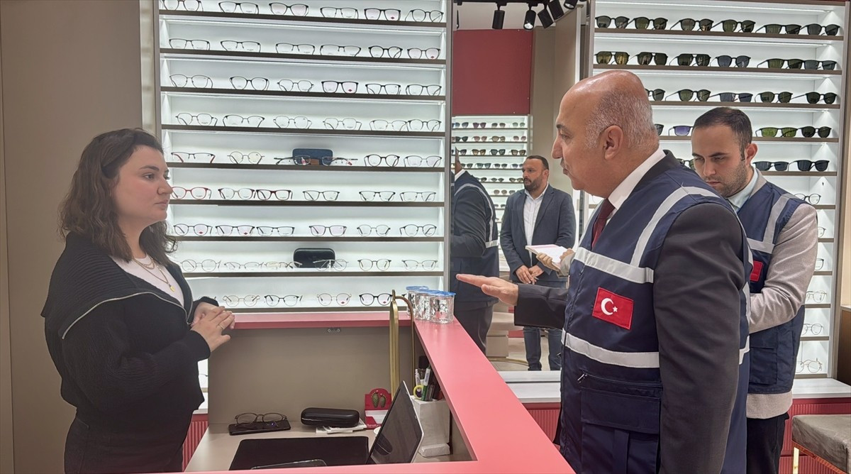 Kocaeli'de 7 katlı apartmanın çöktüğü bölgede enkaz kaldırma çalışmaları ile bina ve yer altı...