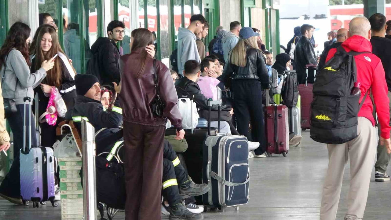KOCAELİ'DE 9 GÜNLÜK BAYRAM TATİLİ DOLAYISIYLA OTOGARDA YOĞUNLUK YAŞANIYOR