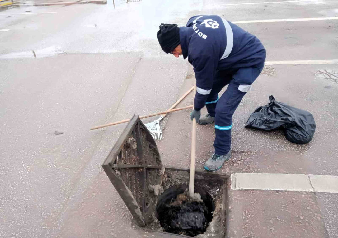 KOCAELİ'DE BELEDİYE EKİPLERİ KENT GENELİNDE ETKİLİ OLAN YAĞIŞLAR NEDENİYLE YAŞANABİLECEK SU...