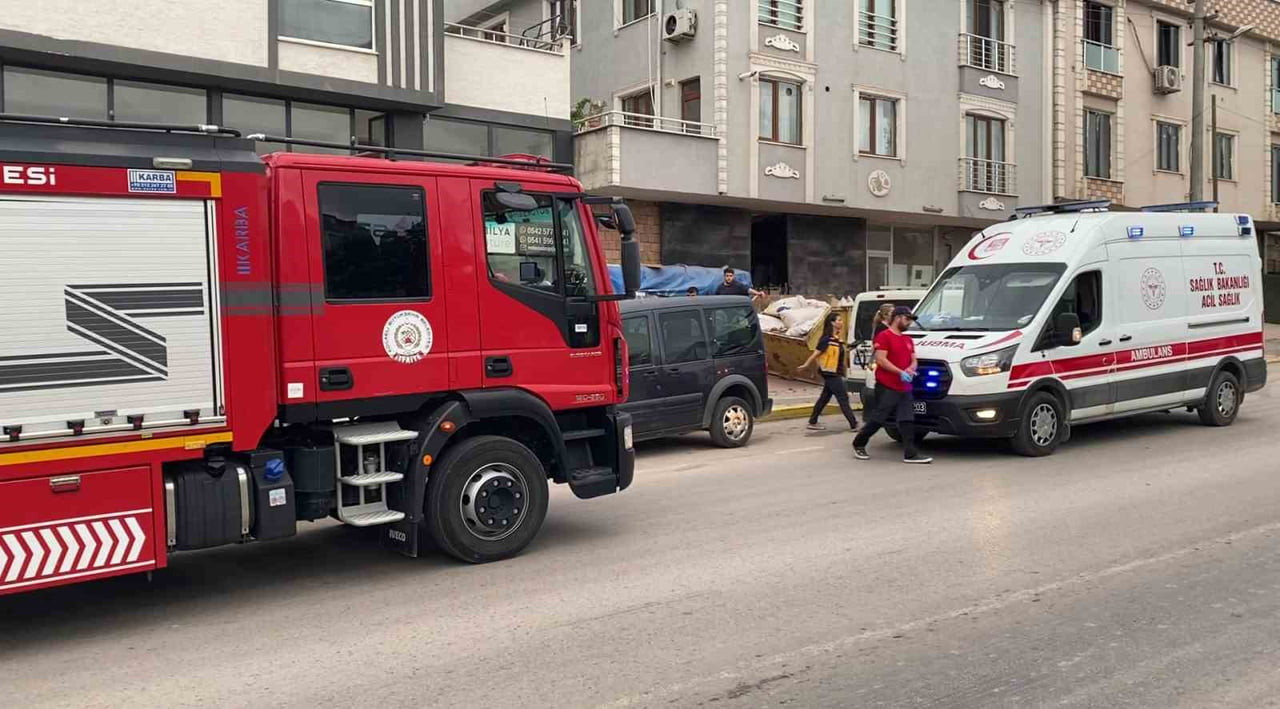 KOCAELİ'DE BİR KADININ, EŞİNİN İNTİHAR EDECEĞİ YÖNÜNDEKİ İHBARI ÜZERİNE POLİS, İTFAİYE VE SAĞLIK...