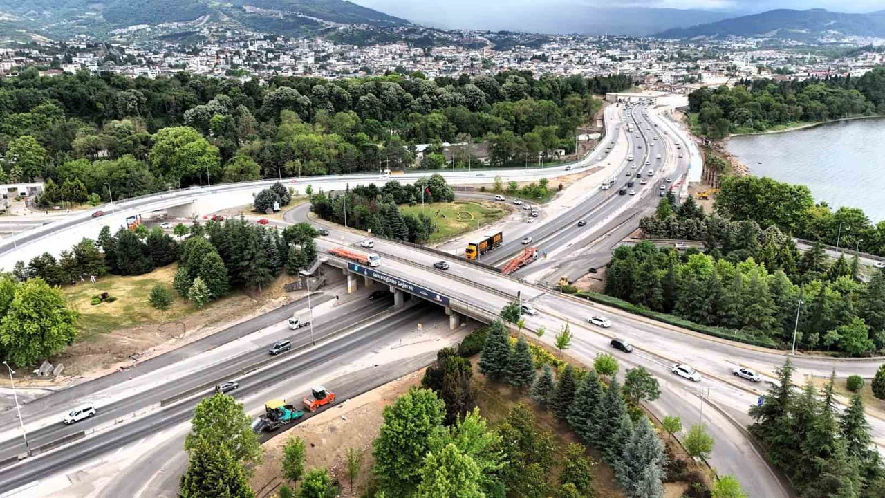 KOCAELİ'DE D-130 KARAYOLU'NDAKİ TRAFİK YOĞUNLUĞUNU AZALTMAK AMACIYLA HAYATA GEÇİRİLEN BAŞİSKELE...