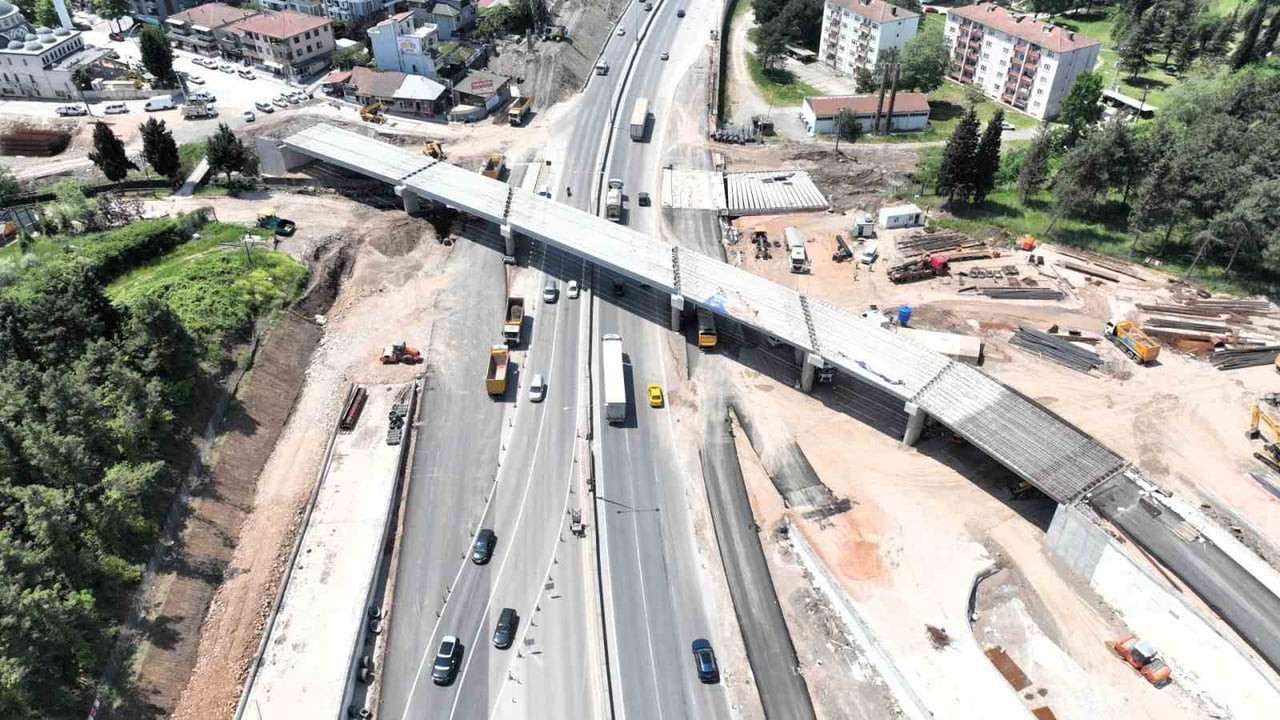 KOCAELİ'DE D-130 KARAYOLU'NUN TRAFİK YÜKÜNÜ OMUZLAYACAK PROJEDE SONA YAKLAŞILIYOR.