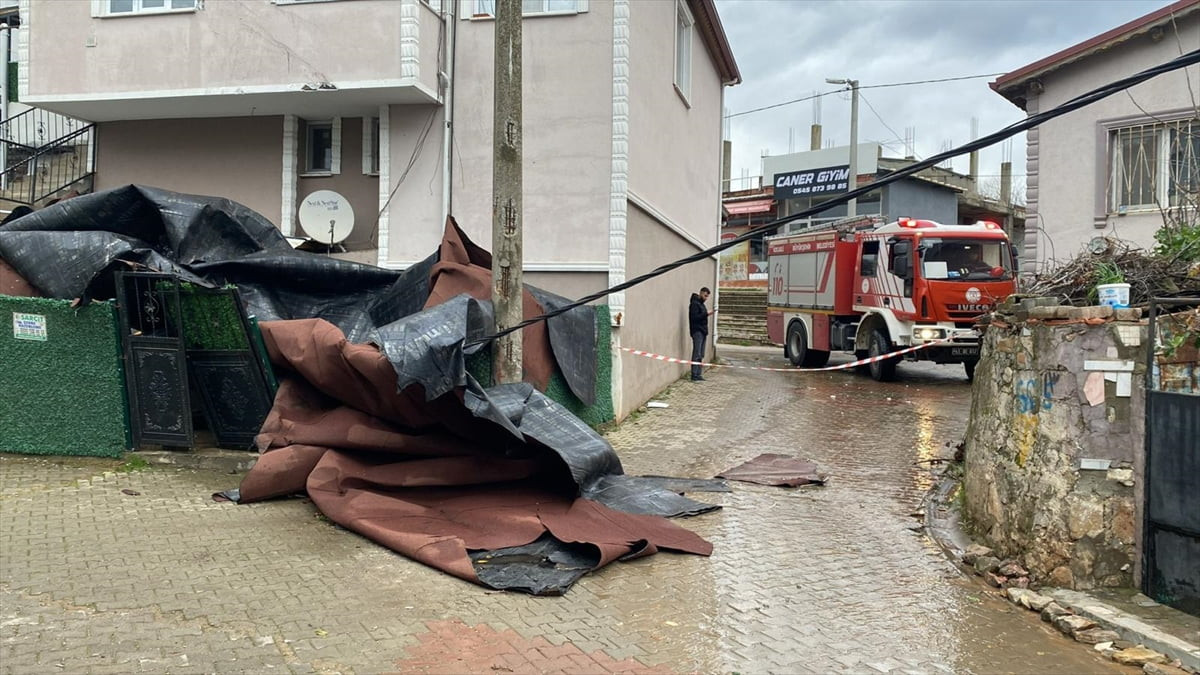Kocaeli'de dün il genelinde etkili olan fırtına sırasında evlerinde hasar oluşan aileler, Kocaeli...
