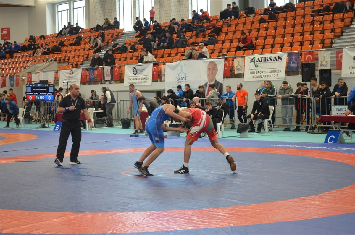 Kocaeli'de düzenlenen 17 Yaş Altı Türkiye Güreş Şampiyonası devam ediyor. Türkiye Güreş...