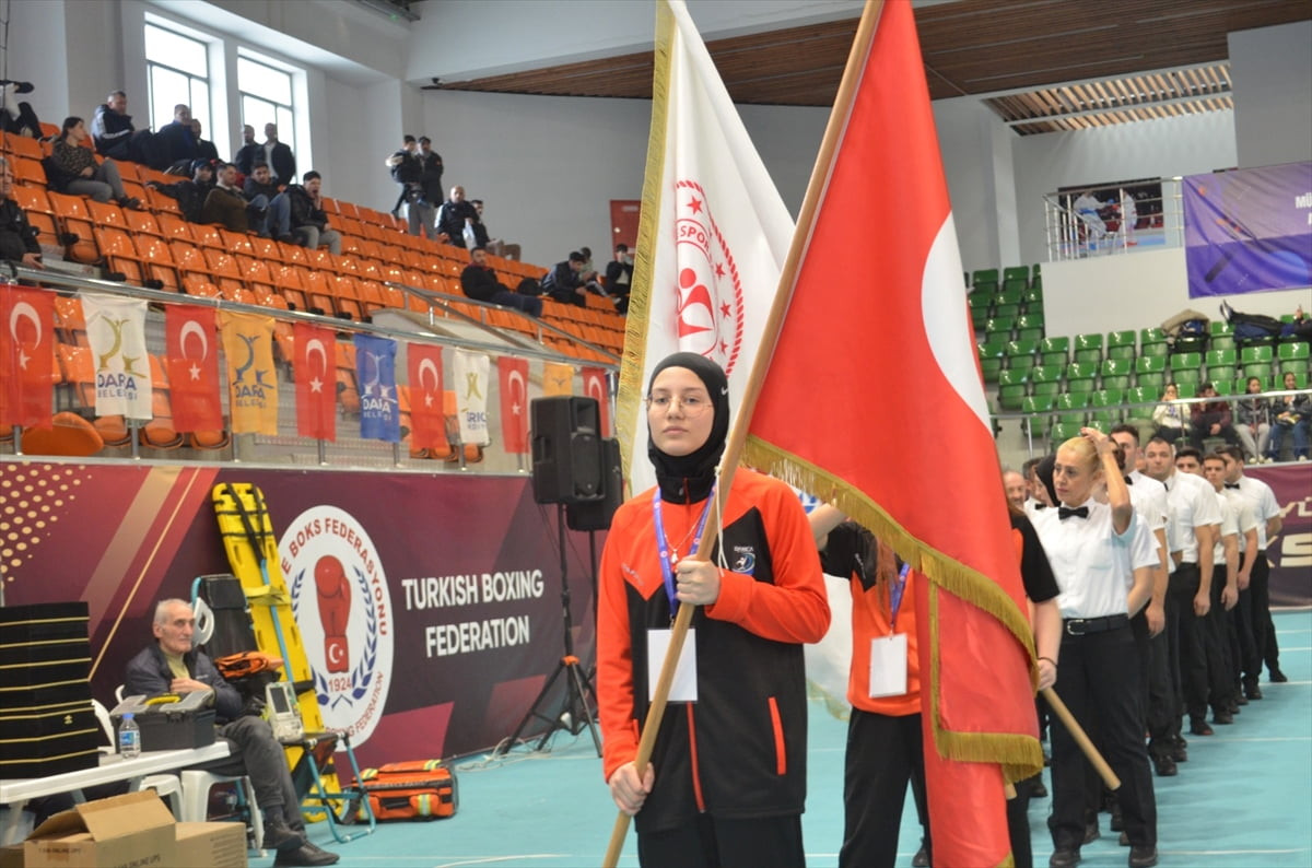 Kocaeli'de düzenlenen Büyük Erkekler ve Kadınlar Türkiye Ferdi Boks Şampiyonası başladı. Türkiye...