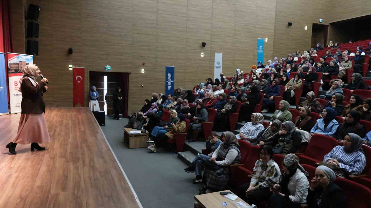 KOCAELİ'DE DÜZENLENEN PROGRAMDA KADIN SAĞLIĞI, KANSER KONUSUNDA BİLİNÇLENME VE ERKEN TEŞHİSİN...