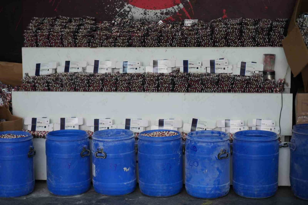 KOCAELİ'DE DÜZENLENEN UYUŞTURUCU OPERASYONUNDA 1 MİLYON 700 BİN SENTETİK ECZA HAP İLE YAKLAŞIK 3...