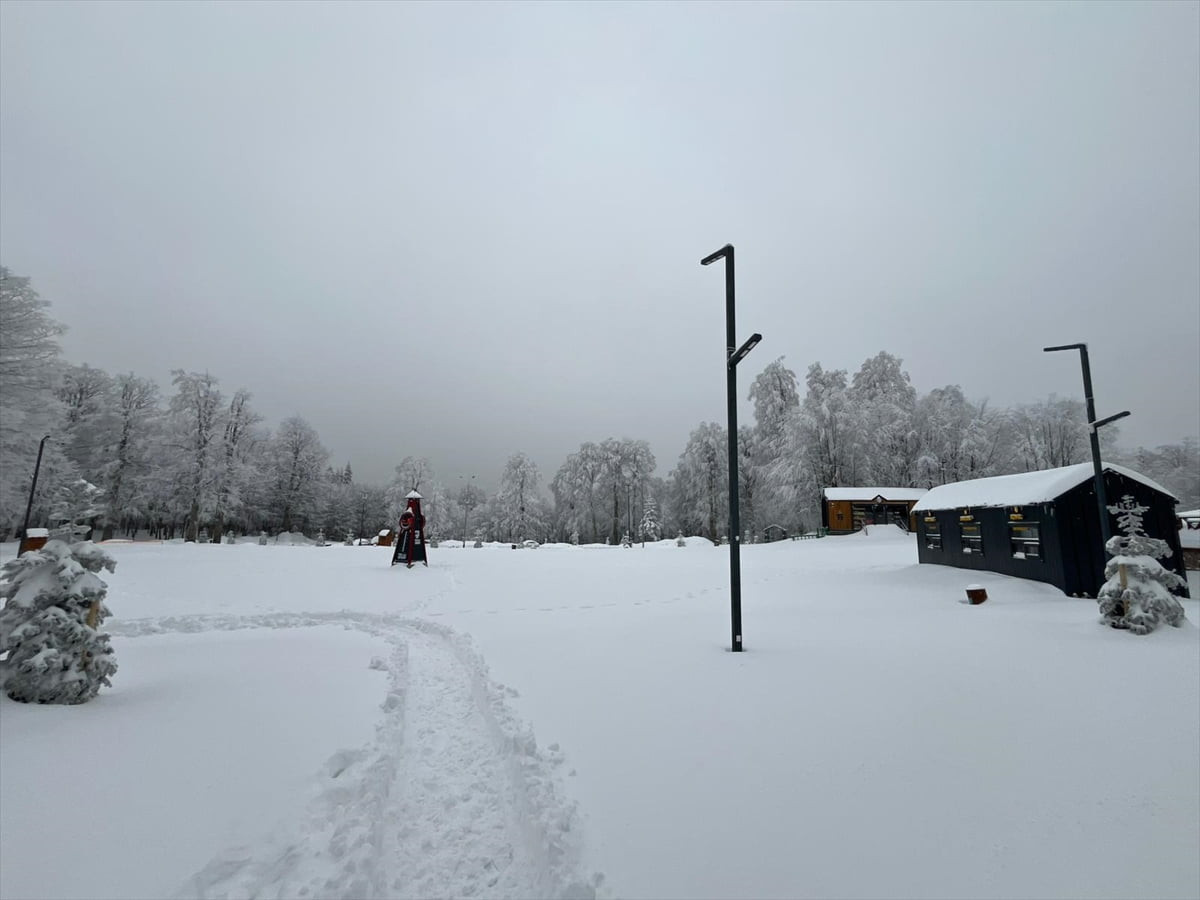 Kocaeli'de etkili olan yağış sonucu Samanlı Dağları'nın zirvesi Kartepe'de kar kalınlığı 55...