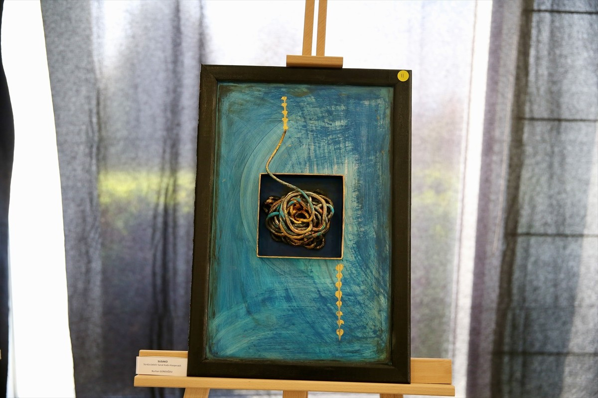 Kocaeli'de fabrika atıklarından heykel ve tablolar üreten kadın kooperatifi üyeleri, aile...