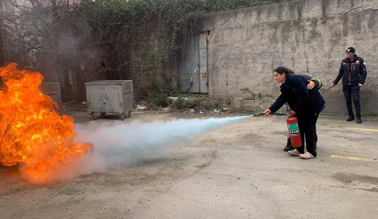 KOCAELİ'DE İTFAİYE EKİPLERİ, HASTANELERDE GÖREV YAPAN PERSONELE YÖNELİK DÜZENLEDİĞİ YANGIN...