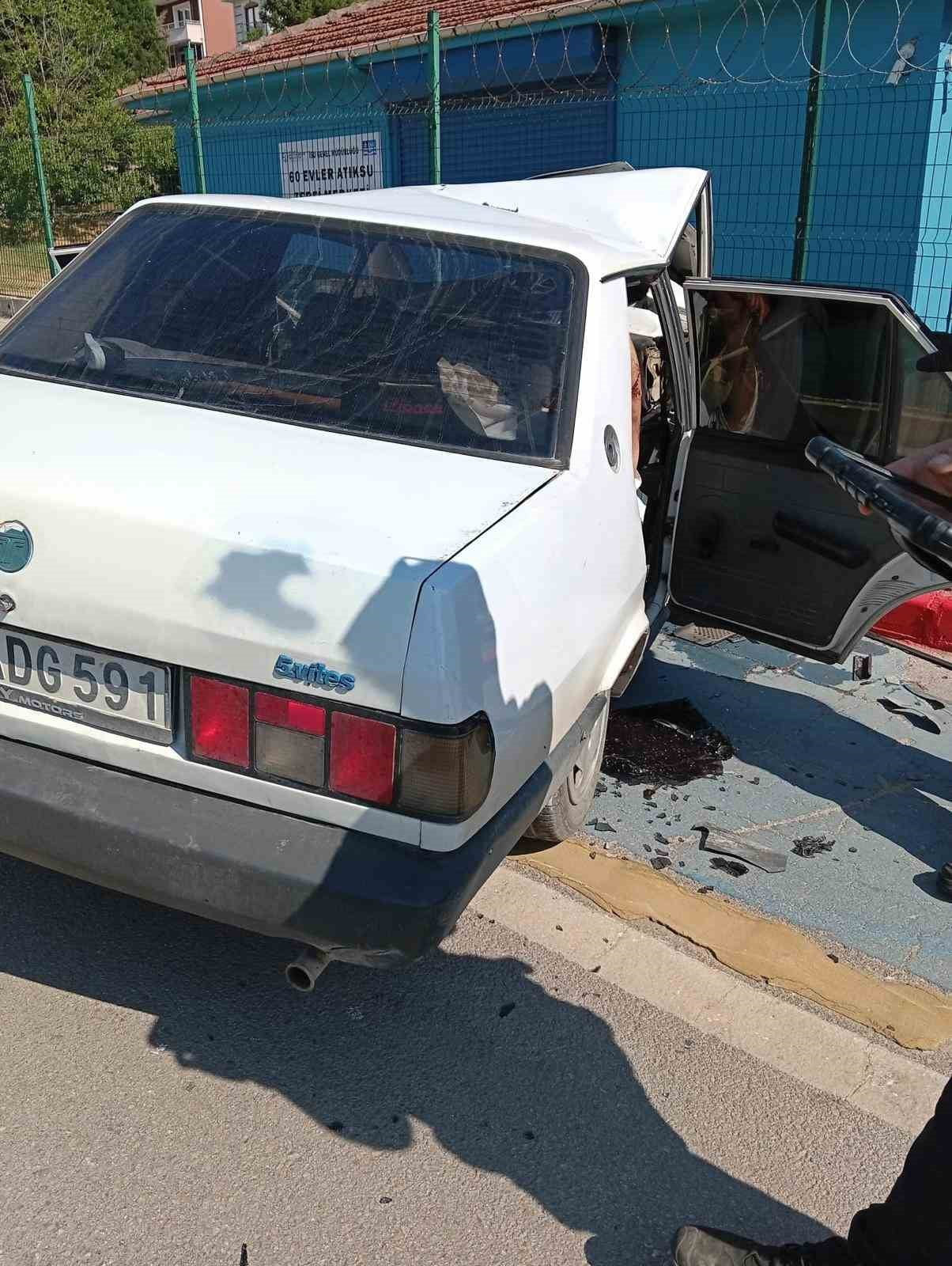 KOCAELİ'DE KALDIRIMA ÇARPAN OTOMOBİLİN SÜRÜCÜSÜ YARALANDI