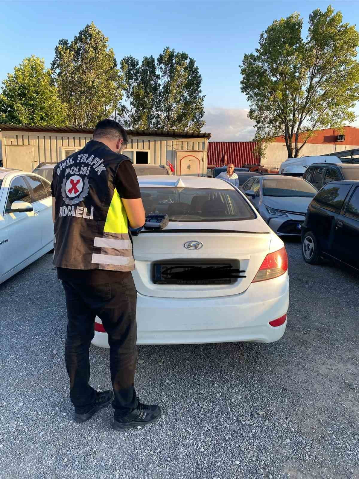 KOCAELİ'DE KORSAN TAŞIMACILIK YAPTIĞI TESPİT EDİLEN ARAÇ SÜRÜCÜSÜNE 100 BİN LİRA, YOLCUYA İSE 3...