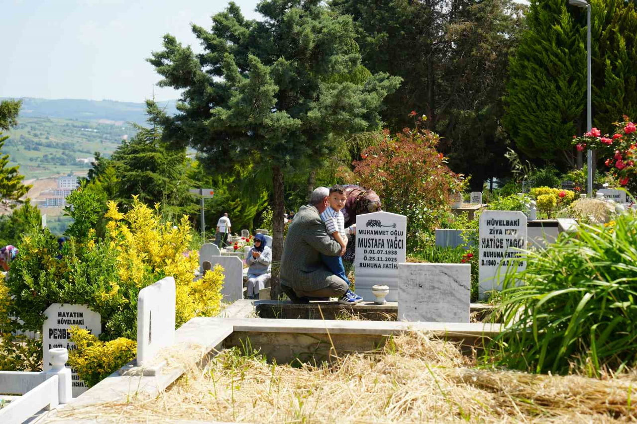 KOCAELİ'DE KURBAN BAYRAMI ARİFESİNDE YAKINLARININ KABİRLERİNİ ZİYARET EDEN VATANDAŞLAR DUYGU DOLU...