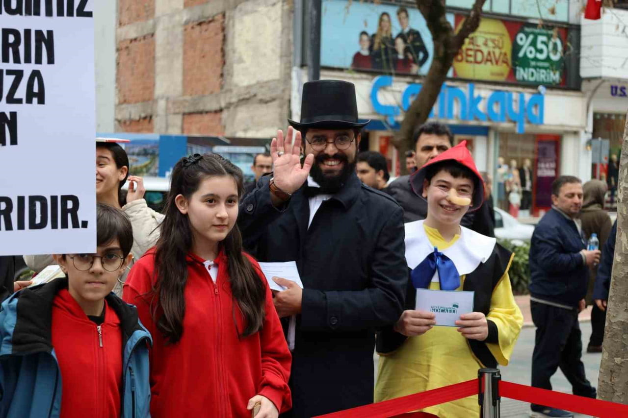 KOCAELİ'DE KÜTÜPHANE HAFTASI ETKİNLİKLERİ KAPSAMINDA DÜZENLENEN "ROMAN KAHRAMANLARI İZMİT'TE"...