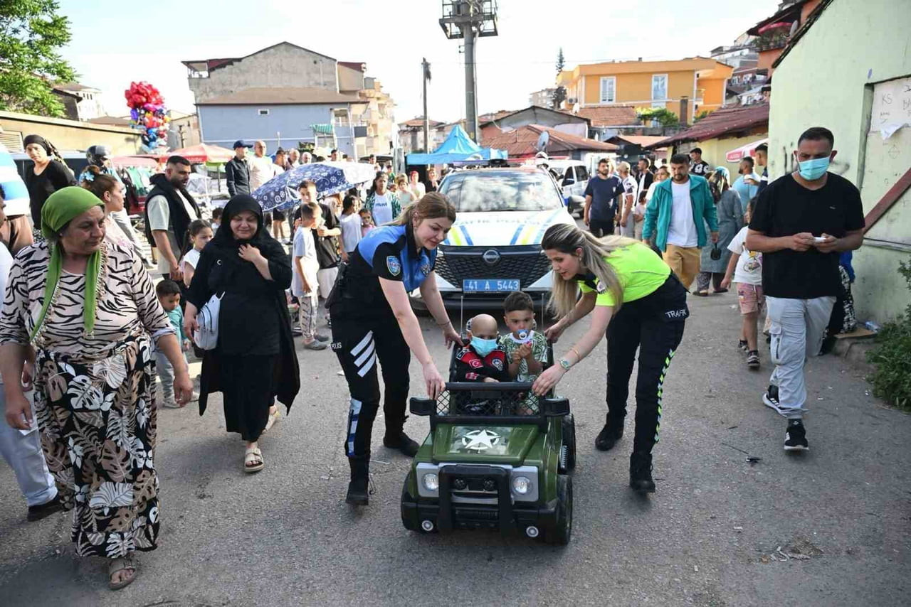 KOCAELİ'DE POLİS EKİPLERİ, KURBAN BAYRAMI ÖNCESİNDE LÖSEMİ TEDAVİSİ GÖREN 2 YAŞINDAKİ HALİME...