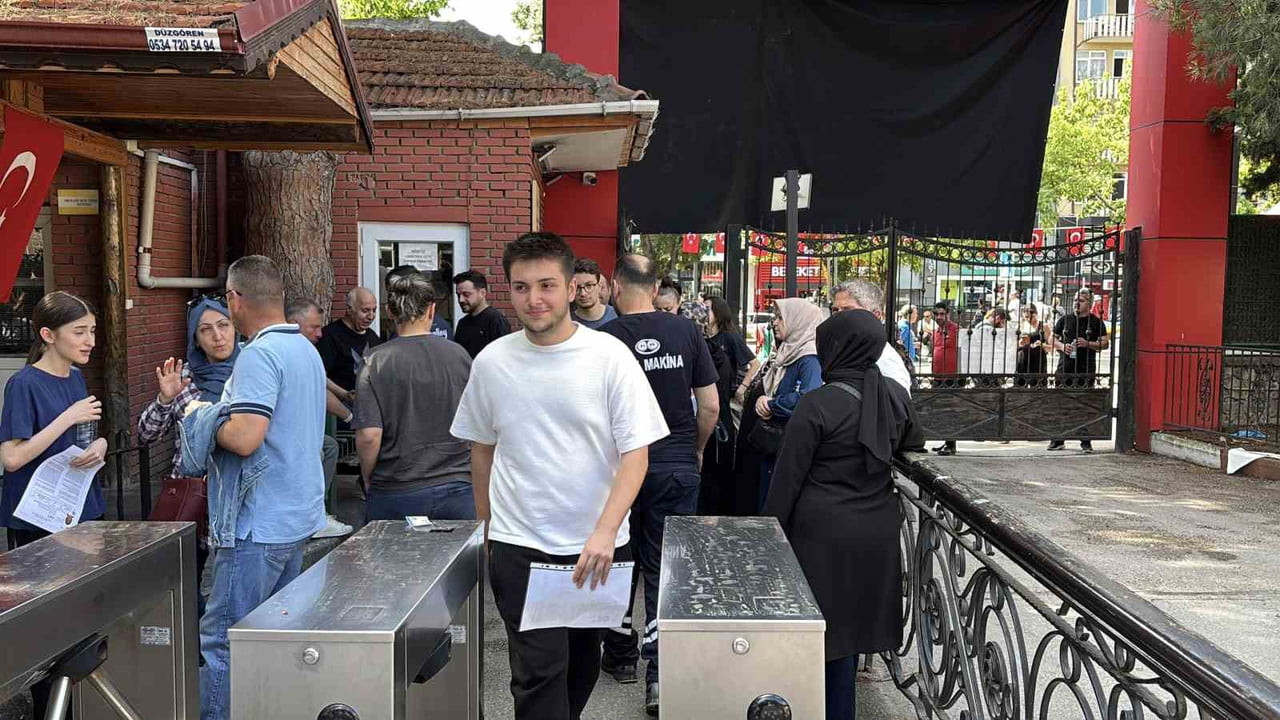 KOCAELİ'DE SABAHIN ERKEN SAATLERİNDEN İTİBAREN SINAV MERKEZLERİNİN BULUNDUĞU OKUL ÇEVRELERİNDE...