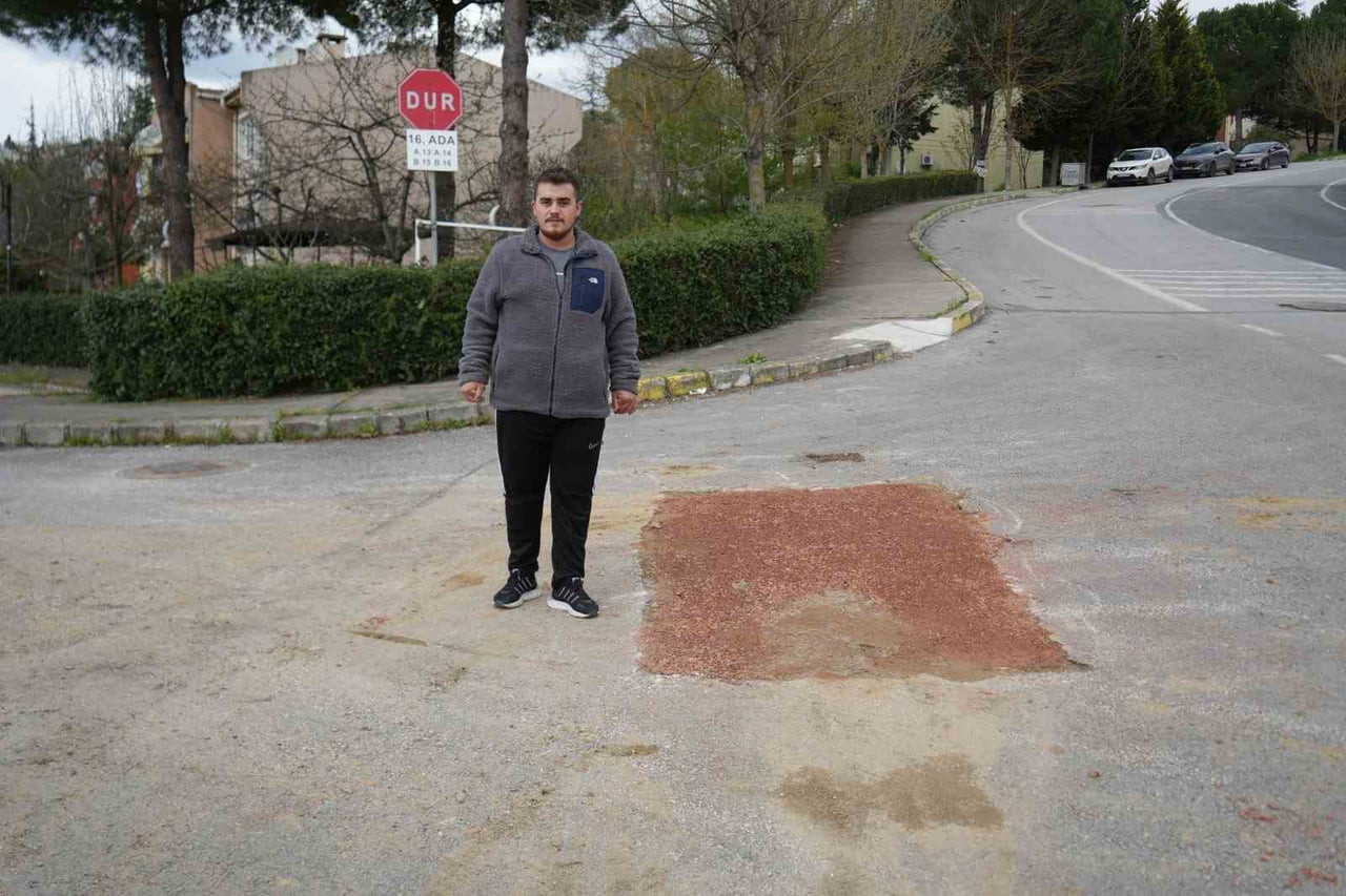 KOCAELİ'DE SEDAŞ’IN ELEKTRİK ARIZASI NEDENİYLE YAPTIĞI KAZININ ARDINDAN ÇUKURUN YALNIZCA TOPRAKLA...