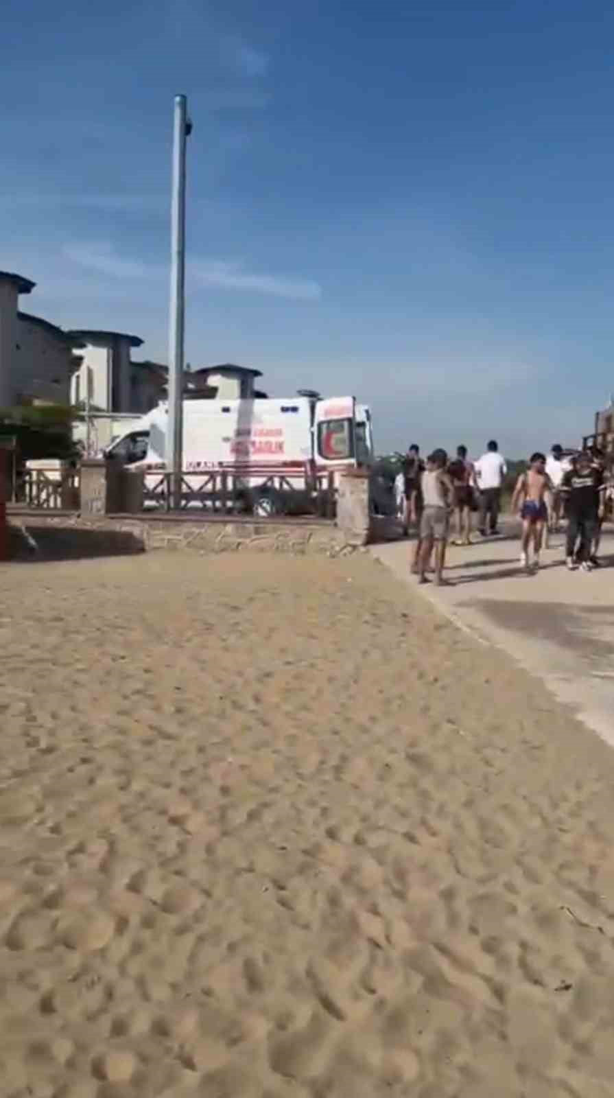 KOCAELİ'DE SERİNLEMEK İÇİN DENİZE GİREN 2 KARDEŞTEN BİRİ BOĞULDU, DİĞER KARDEŞ İSE KURTARILARAK...