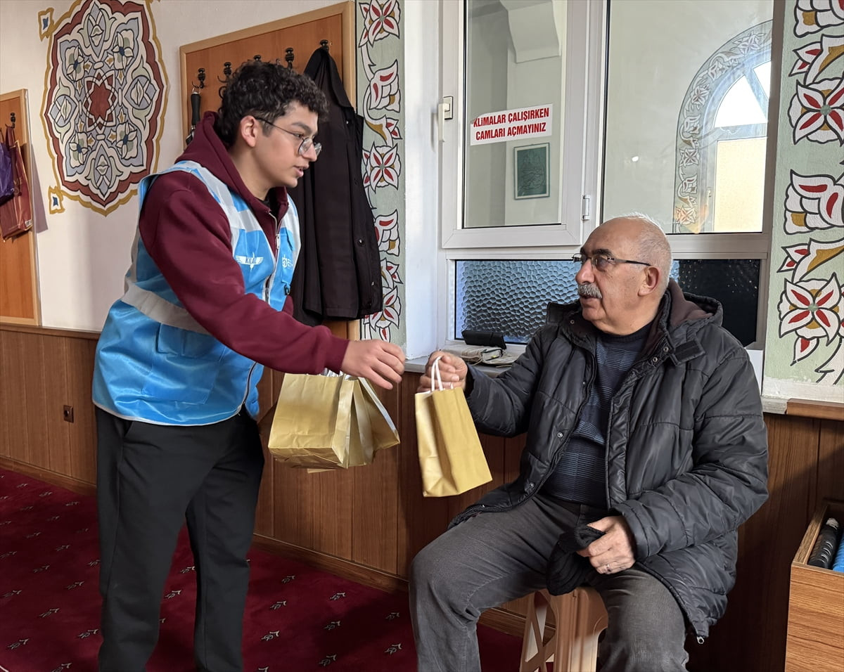 Kocaeli'de sosyal sorumluluk bilinciyle hareket eden öğrenciler, iyilik hareketleriyle ramazan...