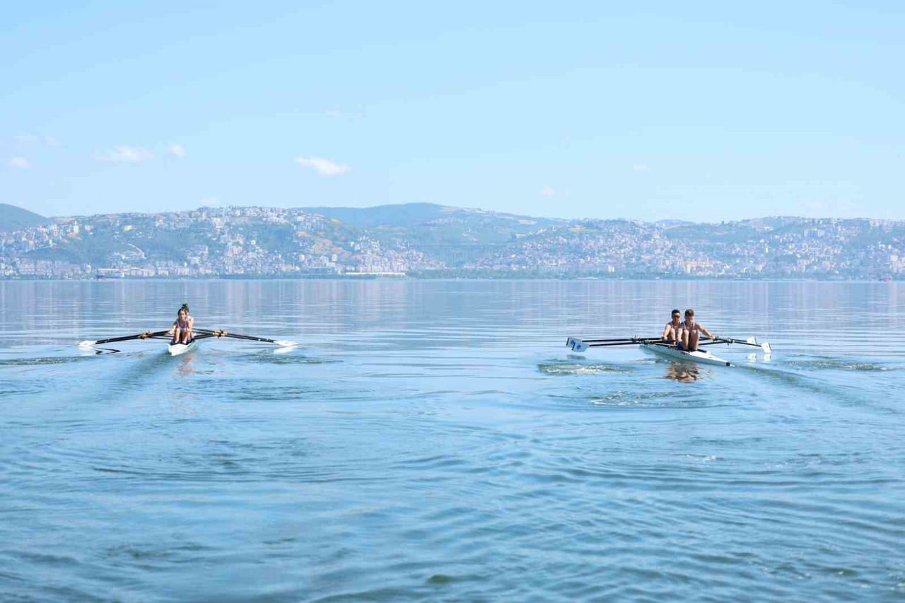 KOCAELİ'DE SU SPORLARINA KAZANDIRILAN GENÇ KÜREKÇİLER, EDİRNE'DE KATILDIKLARI İLK İL DIŞI YARIŞTA...