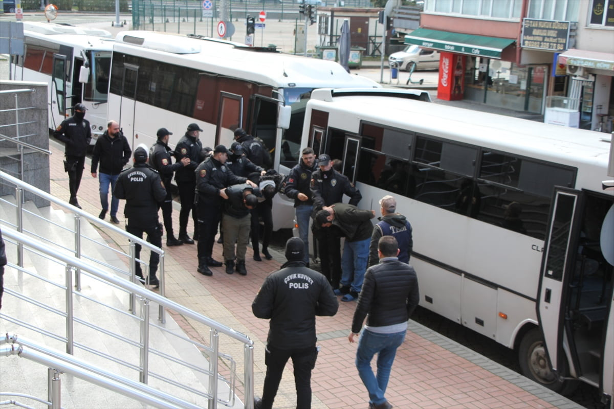 Kocaeli'de terör örgütleri DEAŞ ve El Kaide'ye yönelik operasyonda gözaltına alınan 30 şüpheli...