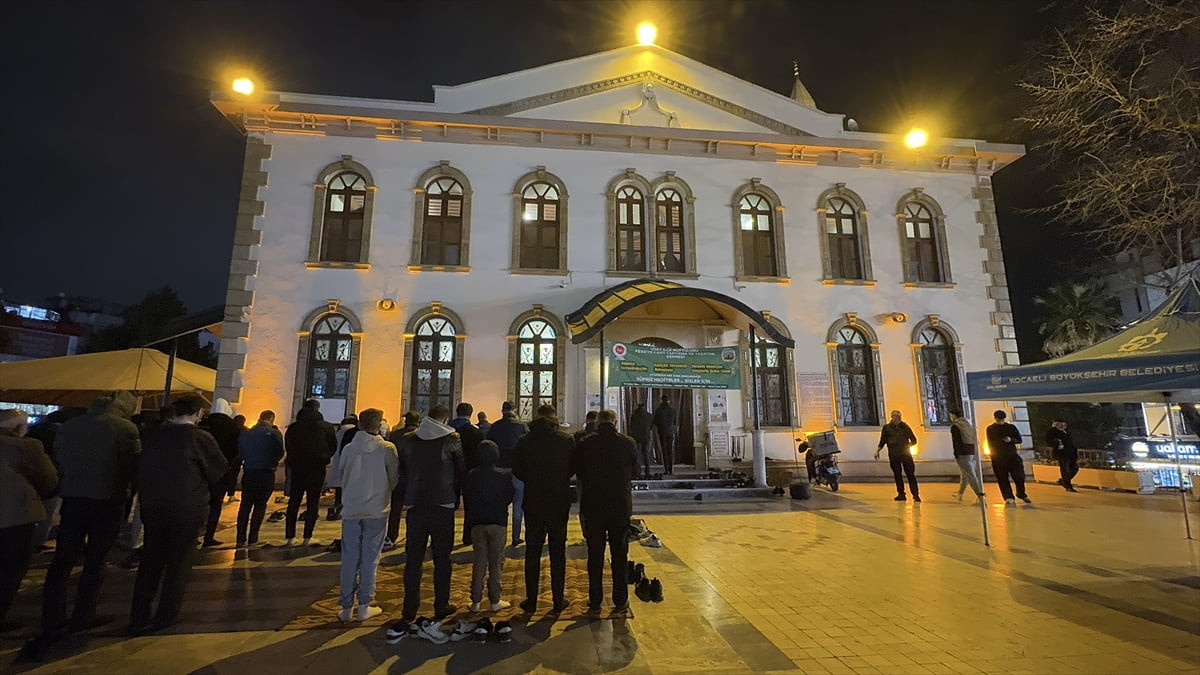 Kocaeli'de vatandaşlar Kadir Gecesi dolayısıyla camilere akın etti. Fevziye camisinde düzenlenen...