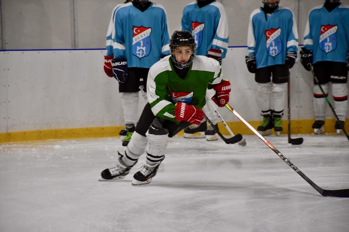 Kocaeli'de yetenek taramasıyla seçilerek buz hokeyine başlayan ve ilk kez giydiği milli formayla...