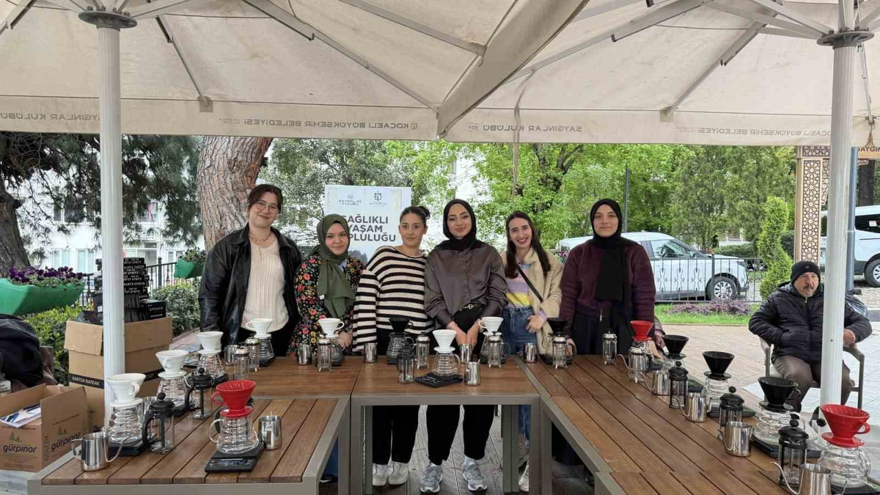 KOCAELİ'DEKİ SAYGINLAR KULÜBÜ'NDE YAŞLILAR VE ÜNİVERSİTELİLERİ BİR ARAYA GETİREN "MANEVİ TORUNUM...