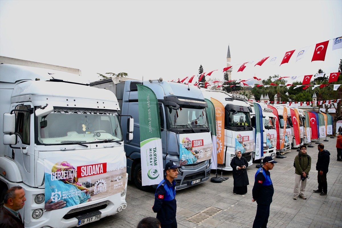 Kocaeli'den Sudan'a ulaştırılacak gıda yardımını taşıyan 10 tır yola çıktı. Gebze Belediyesi ve...