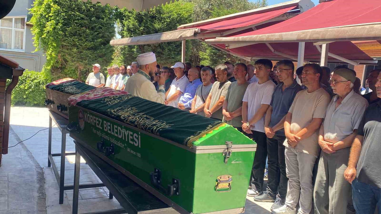 KOCAELİ'DEN TATİL İÇİN GİTTİKLERİ SAKARYA'DA MEYDANA GELEN TRAFİK KAZASINDA HAYATINI KAYBEDEN ANNE...