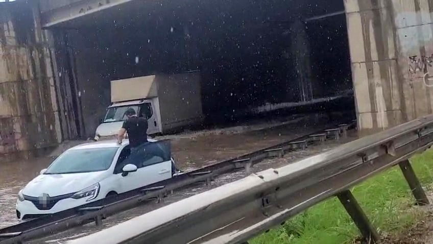 KOCAELİ'NDE ANİDEN BASTIRAN SAĞANAK YAĞIŞ HAYATI FELÇ ETTİ. YOLLARDA ARAÇLAR MAHSUR KALDI, BAZI...