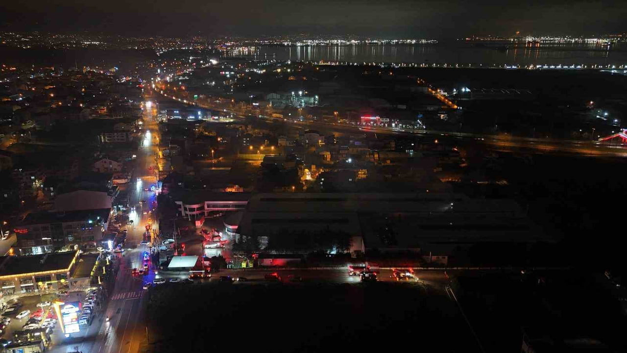 KOCAELİ'NİN BAŞİSKELE İLÇESİNDE RAF İMALATI YAPILAN FABRİKA ALEV ALEV YANDI. YANGIN İTFAİYENİN...
