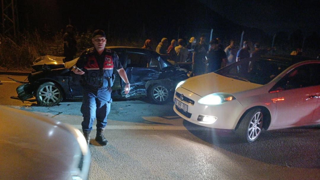 KOCAELİ'NİN BAŞİSKELE İLÇESİNDE SÜRÜCÜSÜNÜN KONTROLÜNDEN ÇIKARAK DİREĞE ÇARPAN OTOMOBİLE, ARKADAN...