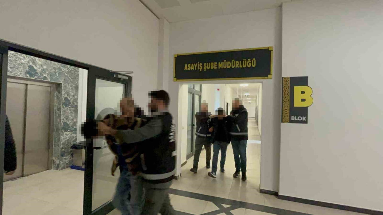 KOCAELİ'NİN BAŞİSKELE İLÇESİNDE YAKLAŞIK 200 BİN LİRA DEĞERİNDE KABLO ÇALDIĞI BELİRLENEN 2...