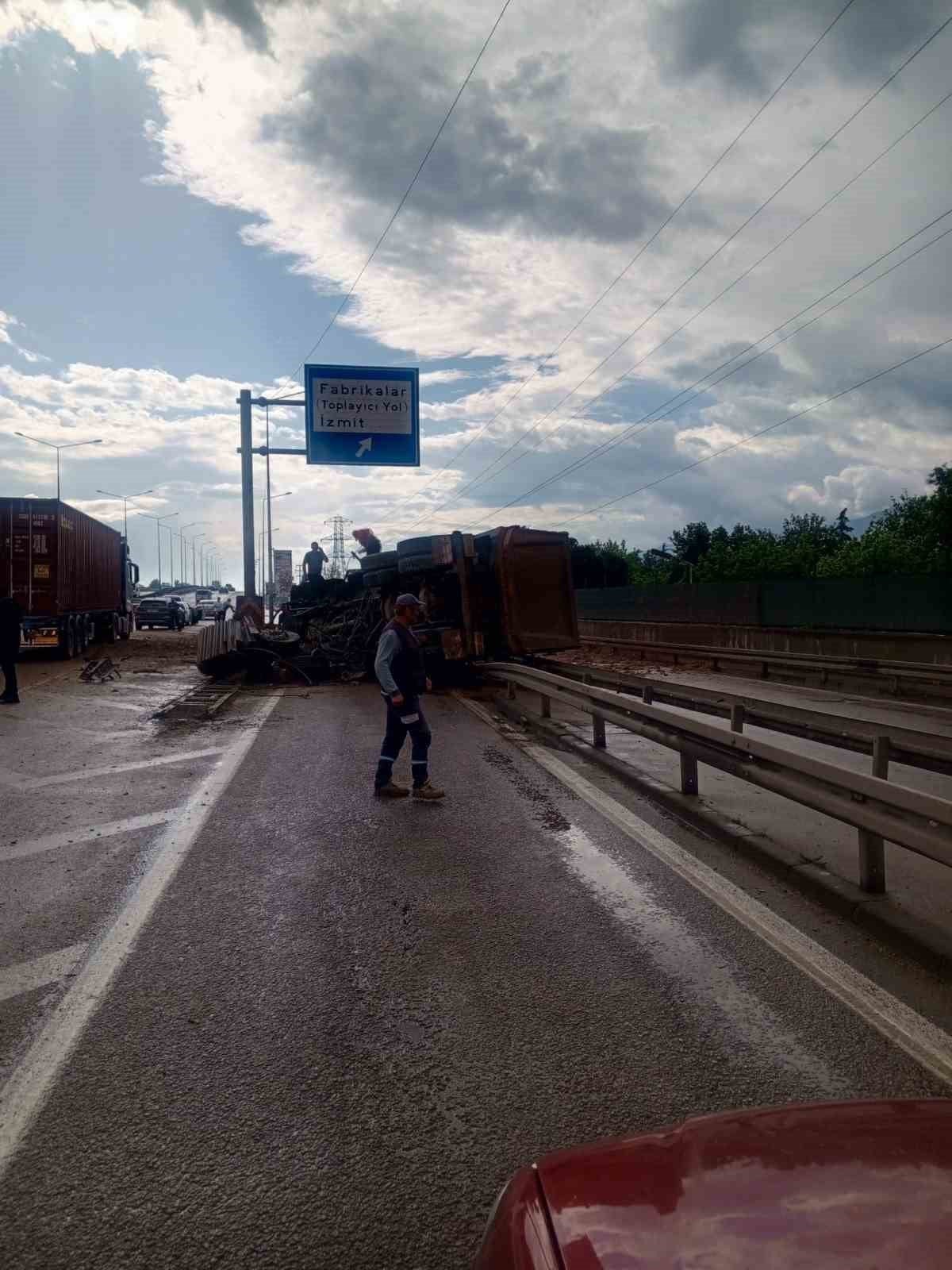 KOCAELİ'NİN BAŞİSKELE İLÇESİNDE YOLA ANİDEN ÇIKAN KÖPEĞE ÇARPMAMAK İÇİN MANEVRA YAPAN HAFRİYAT...