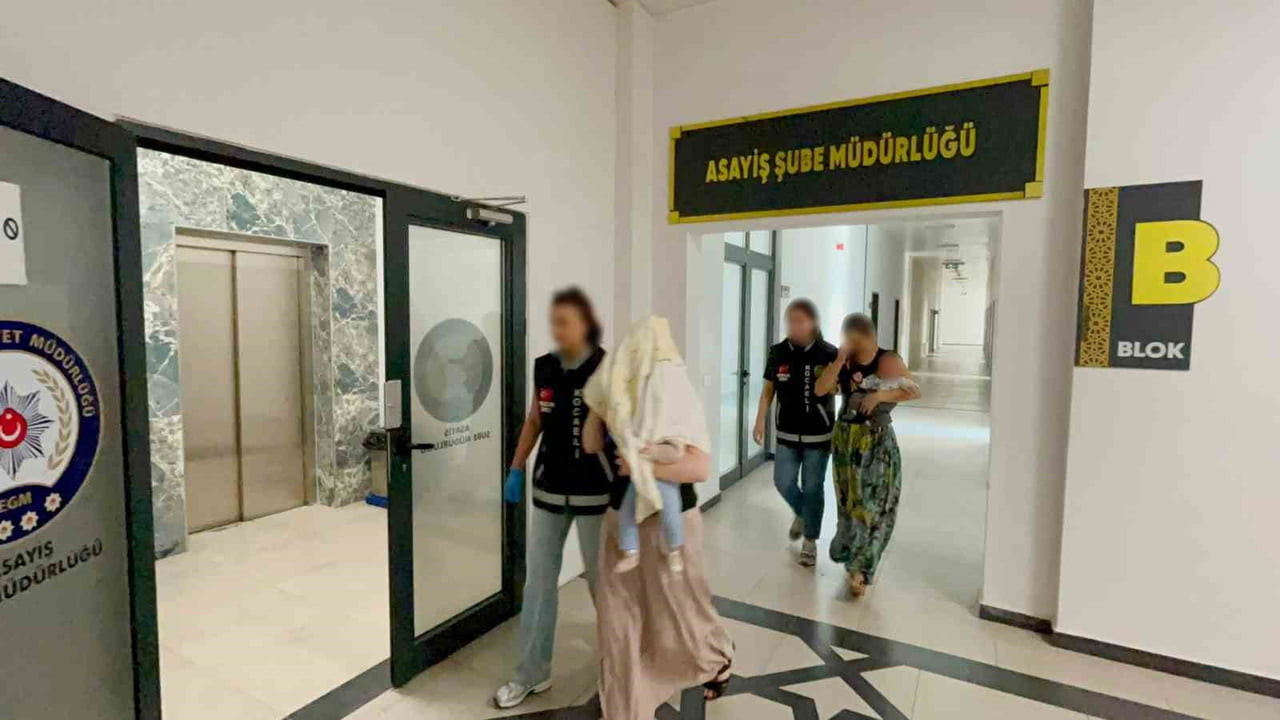 KOCAELİ'NİN ÇAYIROVA İLÇESİNDE BİR EVDEN 1 MİLYON 600 BİN LİRA DEĞERİNDE ZİYNET EŞYASI VE NAKİT...
