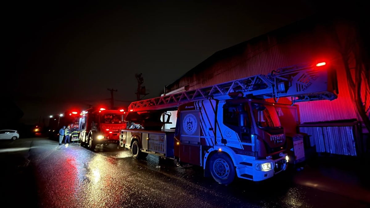 Kocaeli'nin Çayırova ilçesinde bir iş yerinde çıkan yangın itfaiye ekiplerince...
