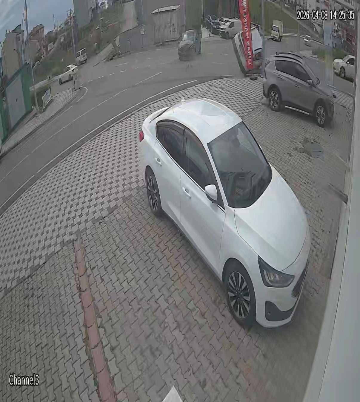 KOCAELİ'NİN ÇAYIROVA İLÇESİNDE İKİ SUV TİPİ ARACIN ÇARPIŞTIĞI VE BİRİNİN TAKLA ATTIĞI KAZADA 7...