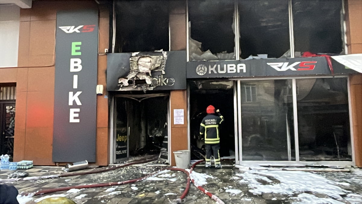 Kocaeli'nin Çayırova ilçesinde iş yerinde çıkan yangın hasara yol açtı. Olay yerine itfaiye...