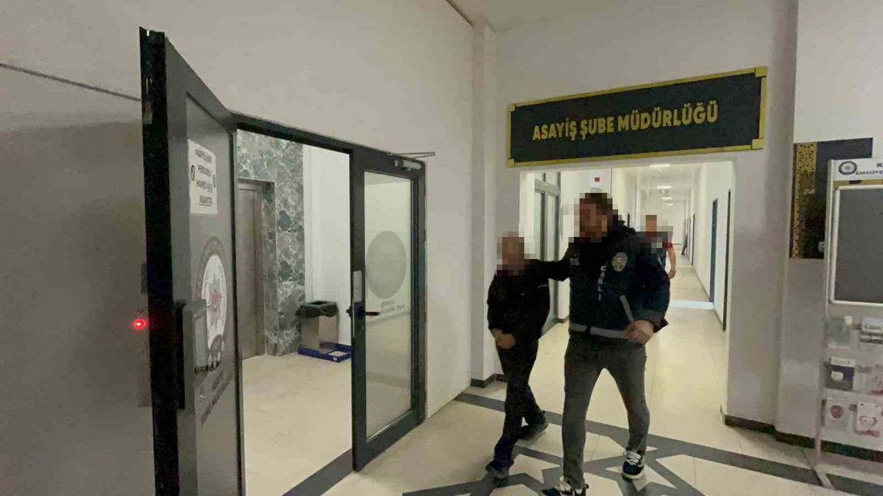 KOCAELİ'NİN ÇAYIROVA VE DERİNCE İLÇELERİNDE EVLERDEN HIRSIZLIK YAPTIKLARI BELİRLENEN 2 ŞÜPHELİ...