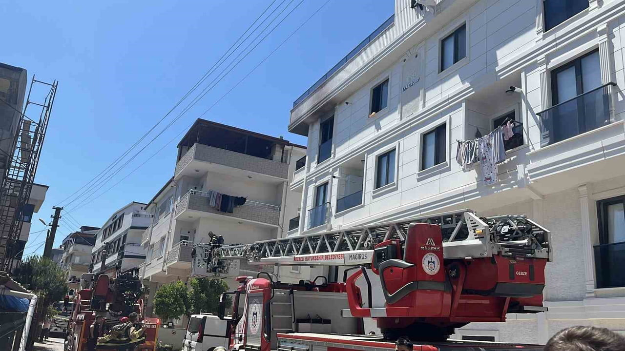 KOCAELİ'NİN DARICA İLÇESİNDE 5 KATLI BİNANIN 4. KATINDA ÇIKAN YANGINDA MAHSUR KALAN HAMİLE KADIN...