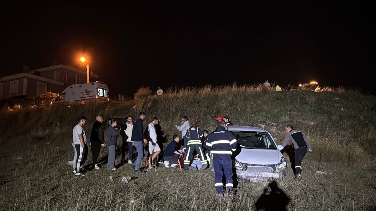 Kocaeli'nin Darıca ilçesinde devrilen otomobildeki 2 kişi yaralandı.