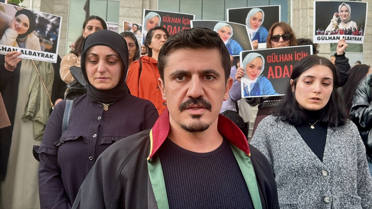 Kocaeli'nin Darıca ilçesinde eski kız arkadaşı Gülhan E'yi evinin önünde öldürmekten yargılanan...