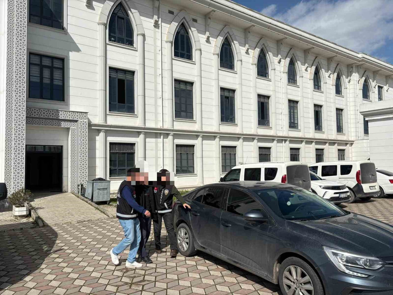 KOCAELİ'NİN DARICA İLÇESİNDE KARDEŞİNİ, İŞE GİTMEK İÇİN TIRINA BİNDİĞİ SIRADA TABANCAYLA ATEŞ...