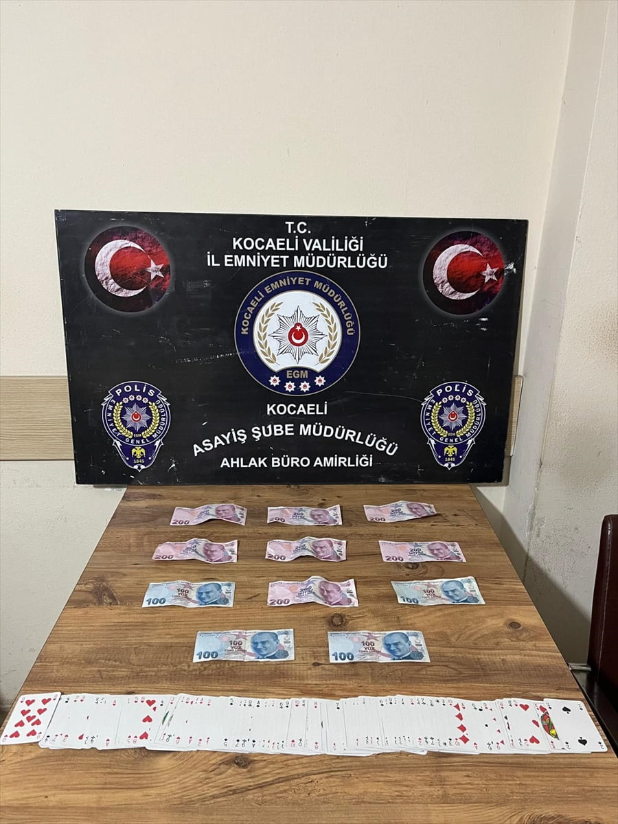 Kocaeli'nin Darıca ilçesinde kumar oynayan 6 kişiye idari para cezası uygulandı, 1 kişi hakkında...