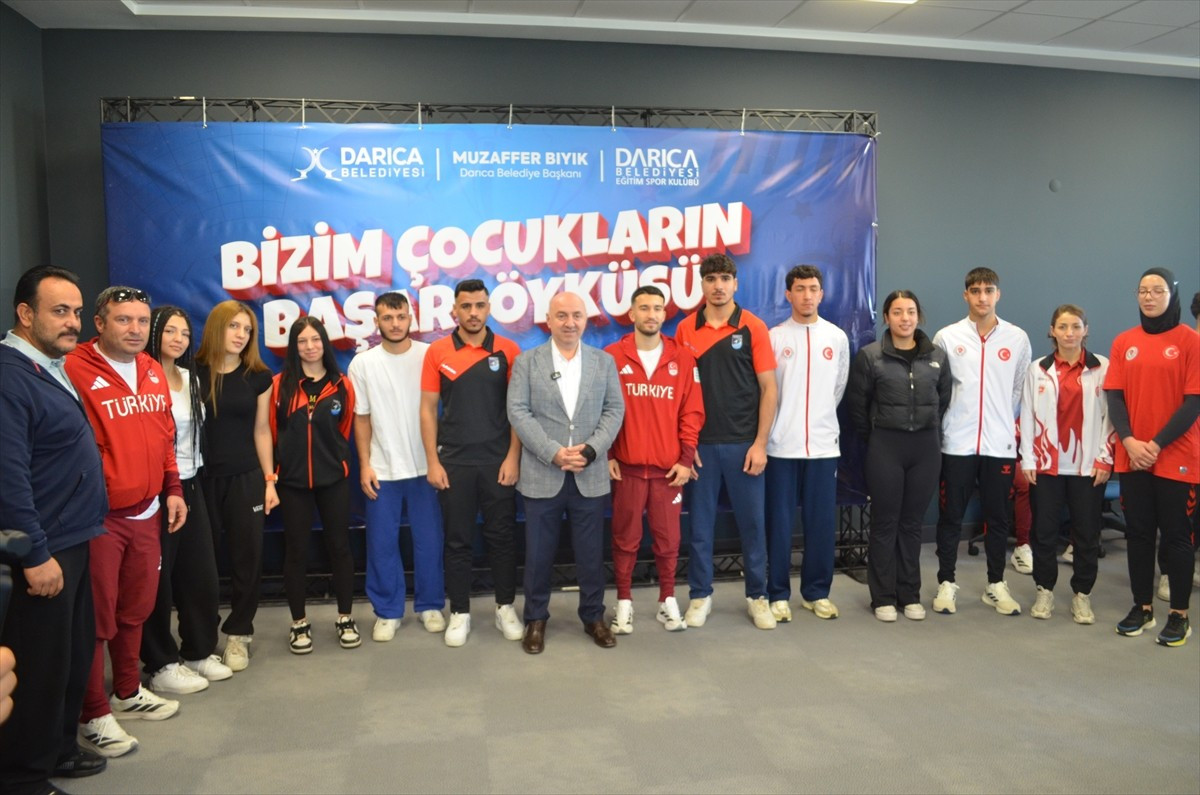 Kocaeli'nin Darıca ilçesinde milli sporcuların katılımıyla "Bizim Çocukların Başarı Öyküsü"...