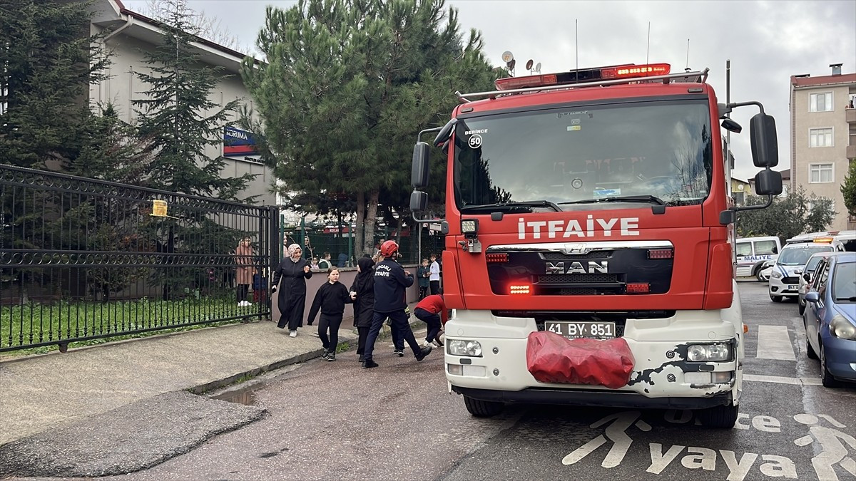 Kocaeli'nin Derince ilçesinde bir okulun deposunda çıkan yangın söndürüldü.