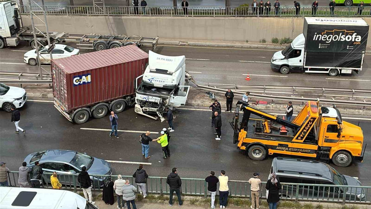 KOCAELİ'NİN DERİNCE İLÇESİNDE KONTROLDEN ÇIKARAK MAKASLAYAN TIR, BARİYERLERİ AŞIP KARŞI ŞERİDE...